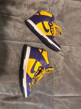 NIKE DUNK HIGH 'LAKERS' COURT PURPLE AND UNIVERSITY GOLD size 4 years
